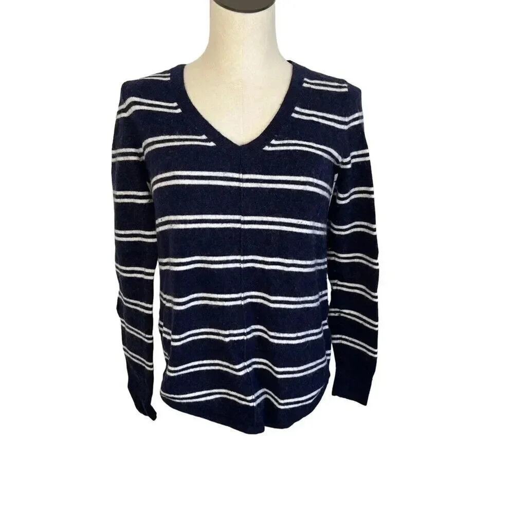 GAP Navy striped v-neckย long sleeve sweater, SizeโSmall